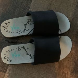 Yuu Casie Black Slide On Sandals